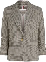 Blazer de mujer con estampado pata de gallo en tonos beige, negro y marrón. Presenta solapas de muesca, un solo botón dorado al frente y mangas largas con efecto fruncido.