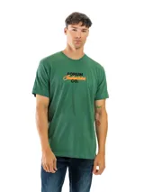 Remera de manga corta color verde bosque, con cuello redondo. Presenta un estampado frontal con el texto "FORUM Industries CO." en tipografía cursiva naranja y negro.