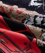 Remera negra de corte comfort y manga corta, con cuello redondo y estampado de estilo urbano con un auto rojo y un dragón en la espalda.