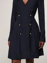Vestido corto azul marino de viscosa, con escote en V, mangas largas y cierre cruzado con doble botonadura dorada.
