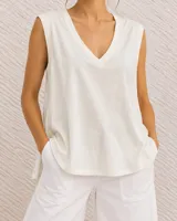 Musculosa de corte holgado color blanco, confeccionada en tejido de punto suave, con escote en V y diseño sin mangas.