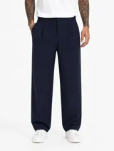 Pantalón sastrero de corte recto en color azul marino, con pinzas delanteras y trabillas para cinto.