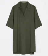 Vestido tipo chemise corto de color verde militar, con escote en V, cuello camisero, mangas 3/4 con detalle de trabilla y bolsillos laterales.
