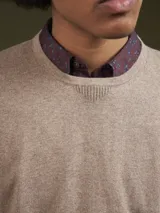 Camisa de manga larga color borgoña con estampado floral azul.