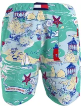 Short de baño celeste con estampado de motivos náuticos en rojo, blanco y azul.