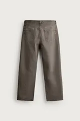 Pantalón de jean estilo straight fit, de corte recto y tiro medio, con efecto lavado en color gris oscuro. Cuenta con diseño clásico de cinco bolsillos y cierre frontal con botones.
