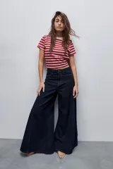 Jean wide leg de tiro alto color azul oscuro, con calce amplio y pierna extra ancha.