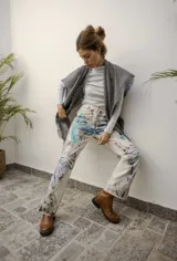 Camiseta de cuello alto gris claro de manga larga.