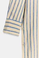 Vestido midi estilo camisero de Zara Woman Collection, confeccionado en lino, con estampado de rayas verticales azules sobre fondo beige. Cuenta con cuello solapa, escote en V con botonadura parcial, manga larga con puños abotonados, un bolsillo de plastrón en el pecho y bajo redondeado.