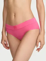 Bombacha hiphugger color fucsia, confeccionada en mezcla de algodón y modal, con cintura elástica suave y parche con logo de encaje en el frente.