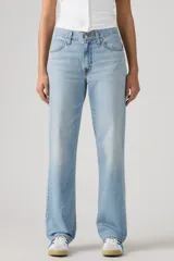 Jean de mujer color azul claro, de corte holgado y tiro medio.