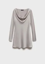Vestido corto de satén con cuello drapeado y mangas largas. Presenta un diseño recto y fluido, ideal para eventos formales.