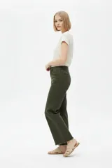 Pantalón jean blanco de corte ancho, tiro alto y diseño liso.