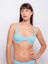 Top de bikini negro con textura de flores, corte media copa, breteles ajustables y gancho en la espalda.