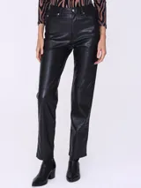 Pantalón de cuero sintético negro, corte recto y tiro alto.