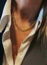 Collar de piedras semipreciosas facetadas en tono ámbar, con cierre metálico con baño de oro 18k.