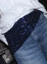Pañuelo versátil confeccionado en tela de fiesta totalmente cubierta de lentejuelas azul marino, diseñado para usar como faja, bufanda, accesorio para el cabello u otras combinaciones.