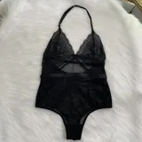 Body negro de encaje floral y microtul, con escote halter y espalda descubierta.