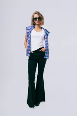 Jeans negros de corte wide leg con tiro alto y acabado deshilachado en el bajo.