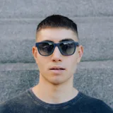 Lentes de sol unisex, con marco negro y borde azul. Lentes espejados polarizados color celeste.