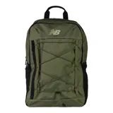 Mochila deportiva color verde militar y negro, con logo de New Balance estampado en el frente. Cuenta con dos compartimentos principales con cierre, un compartimento para laptop, bolsillos laterales de red y correas ajustables para los hombros.