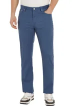 Pantalón chino azul de corte recto, confeccionado en algodón elástico con tecnología StayFresh™ de Polygiene.