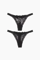 Pack de dos bombachas tipo thong de encaje negro. Una presenta un bordado floral en blanco en la parte delantera, mientras que la otra es completamente de encaje negro. Ambas son de tiro bajo con laterales finos y tienen refuerzo interior.