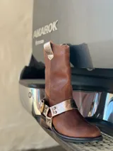 Bota de cuero marrón con estribo desmontable plateado.