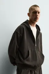Hoodie con cierre frontal y capucha, color azul, de corte relaxed fit con interior afelpado y efecto lavado.