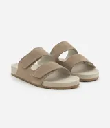 Sandalia masculina tipo slide de gamuza en color tostado, con dos tiras anchas ajustables mediante velcro, plantilla texturizada y suela de goma con relieve dentado.