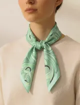 Pañuelo cuadrado de satén con estampado de líneas curvas abstractas en tonos verdes. Presenta un acabado suave y brillante.