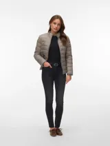 Campera puffer corta de nylon acolchado en color gris topo, con cuello alto, cierre frontal y bolsillos laterales.
