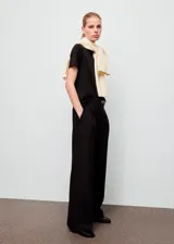 Camiseta básica de algodón color negro, con mangas cortas y cuello redondo.