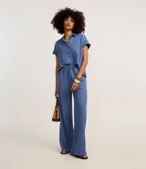 Pantalón recto color azul, confeccionado en tejido orly, con elástico y lazo ajustable en la cintura.