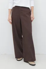 Pantalon de corte recto y tiro alto, confeccionado en tela con textura melange en tono bordó. Presenta un diseño minimalista con cierre oculto y bolsillos laterales.