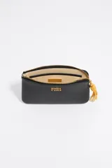 Monedero de piel vacuna con estructura blanda, cierre de cremallera con tirador de cordón y logo metálico frontal. Cuenta con bolsillo interior y placa metálica logotipada.