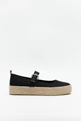 Zapatillas de tela color negro con tira ajustable y hebilla metálica, suela de yute con plataforma de 3,5cm.