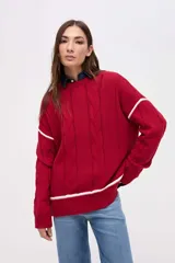 Buzo de punto tejido en algodón, con diseño de ochos y detalles en color blanco en sisas y ruedo. Presenta cuello redondo y calce holgado.