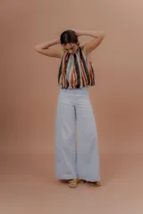 Pantalon de silueta amplia y tiro medio, de color celeste, con bolsillos laterales y traseros, ideal para los dias de verano.