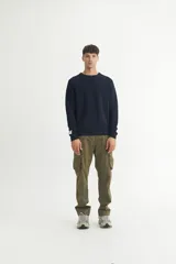 Sweater color marrón claro, tejido con combinación de puntos y rib en puños. Bordado de marca en la manga.