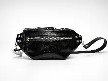 Riñonera de cuero color negro, con múltiples compartimentos con cierre metálico, detalles de tachas en los laterales y correa regulable.