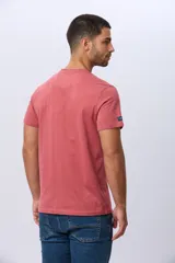 Remera lisa de manga corta y cuello redondo, color gris oscuro, de calce cómodo con pequeño logo bordado en el pecho.