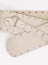 Faja ancha de cuero color beige, decorada con tachas metálicas en los bordes y hebilla circular metálica.