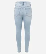 Pantalón skinny de jeans celeste claro con elastano, tiro medio, bolsillos delanteros y traseros, cierre con botón y cremallera.