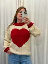 Sweater tejido de lana merino color marfil con diseño de gran corazón rojo en el frente, cuello redondo, puños y ruedo en tono rojo.