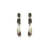 Aros colgantes plateados con tres piezas geométricas unidas por argollas.