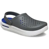 Zuecos Crocs modelo InMotion LiteRide Clog, de color gris en la parte superior perforada con tira trasera pivotante y suela gruesa de plataforma en color blanco con detalles negros.