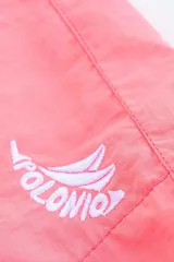 Short de baño color rosa neón, de corte clásico, con cintura elástica ajustable y cordón trenzado. Incluye dos bolsillos laterales, un bolsillo trasero con cierre y suspensor de malla fina estampado.