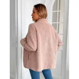 Campera de corderito color blanco, con cuello alto, cierre frontal completo y un bolsillo en el pecho con cierre.