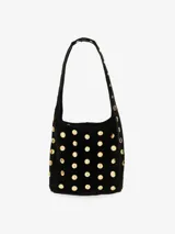 Cartera hobo de tamaño pequeño, color negro, con asa de hombro y detalles de perlas grandes de metal dorado en el frente.